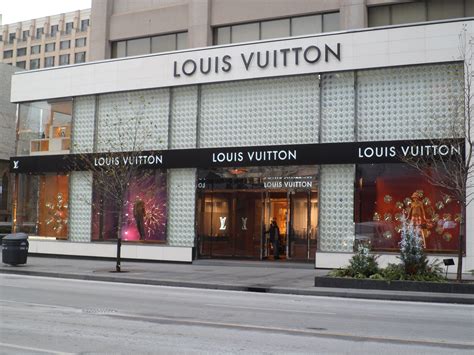 Find Louis Vuitton Stores in Outlet